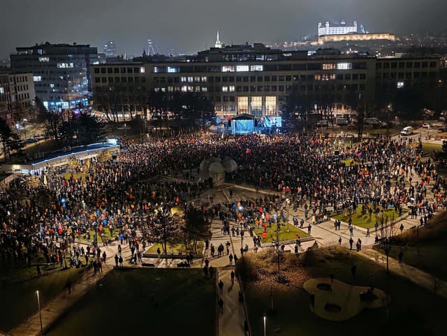Nočný protest na námestí